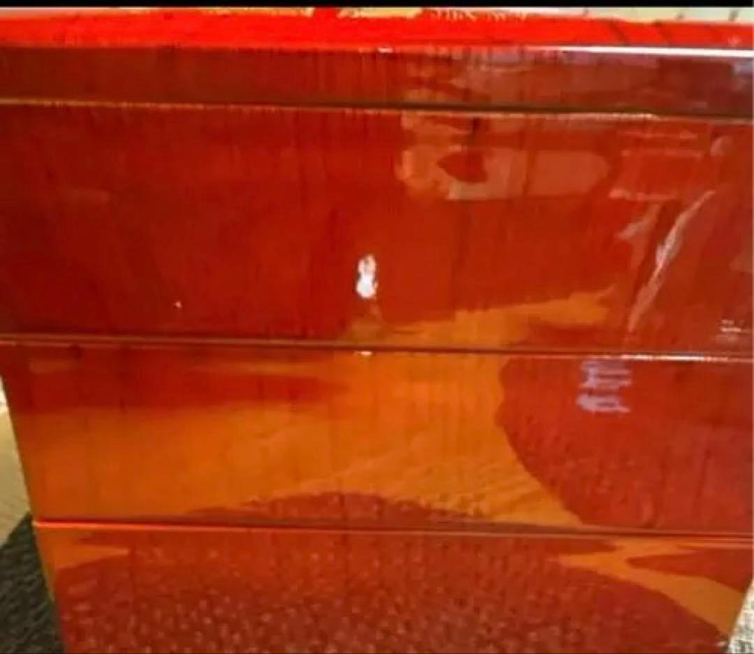 赤い漆器 重箱 金色装飾
