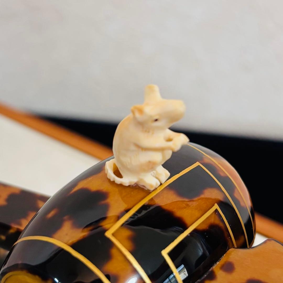 【希少】打ち出の小槌 鼈甲 ねずみ 置物 ガラスケース付 縁起物 工芸品
