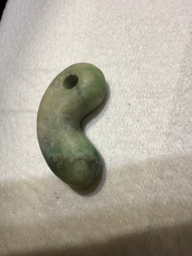 糸魚川翡翠‼️勾玉‼️ 透光性‼️８g‼️送料無料‼️破格出品‼️