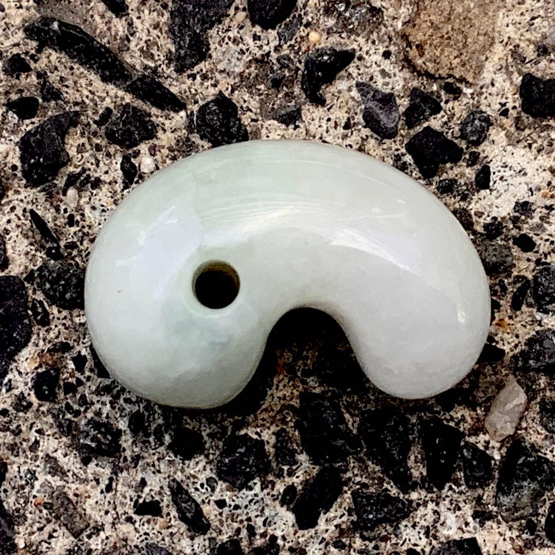 ⭕️神宿る糸魚川翡翠勾玉　*本物ジェダイト‼️白に緑を秘めた縁起物　鑑定ソーティング