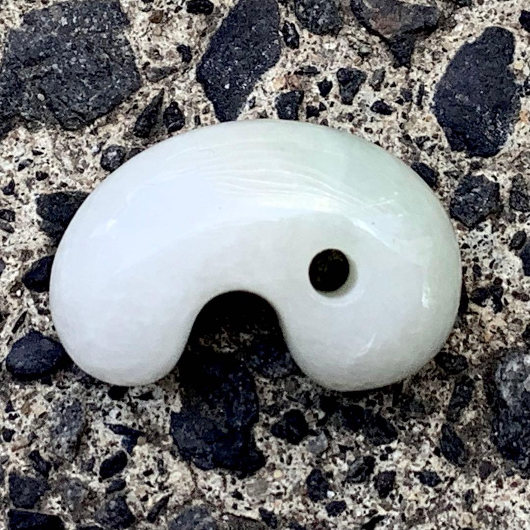 ⭕️神宿る糸魚川翡翠勾玉　*本物ジェダイト‼️白に緑を秘めた縁起物　鑑定ソーティング