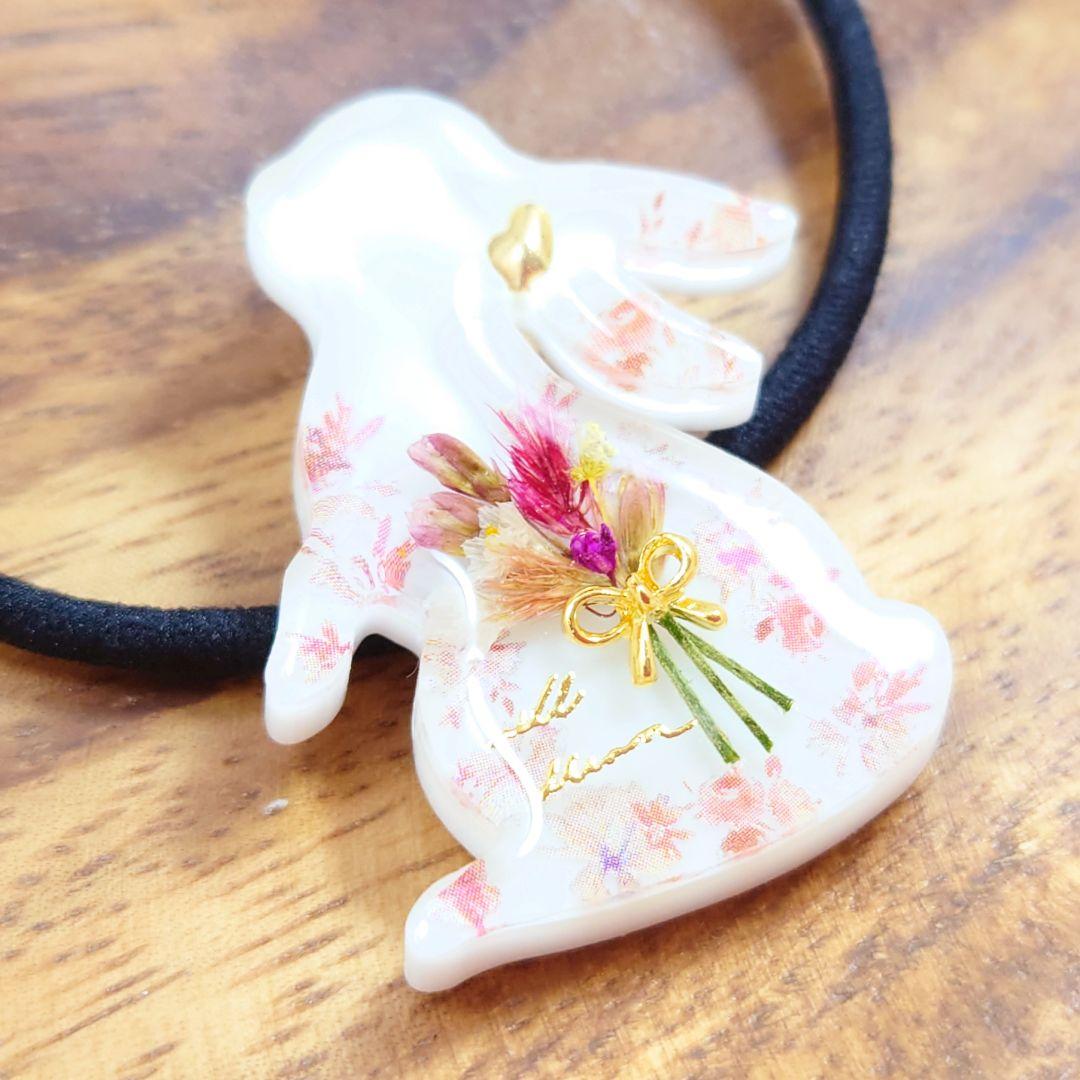 お花畑の花束ヘアゴム ハンドメイド レジン ホワイト ピンク ブーケ ハート 白