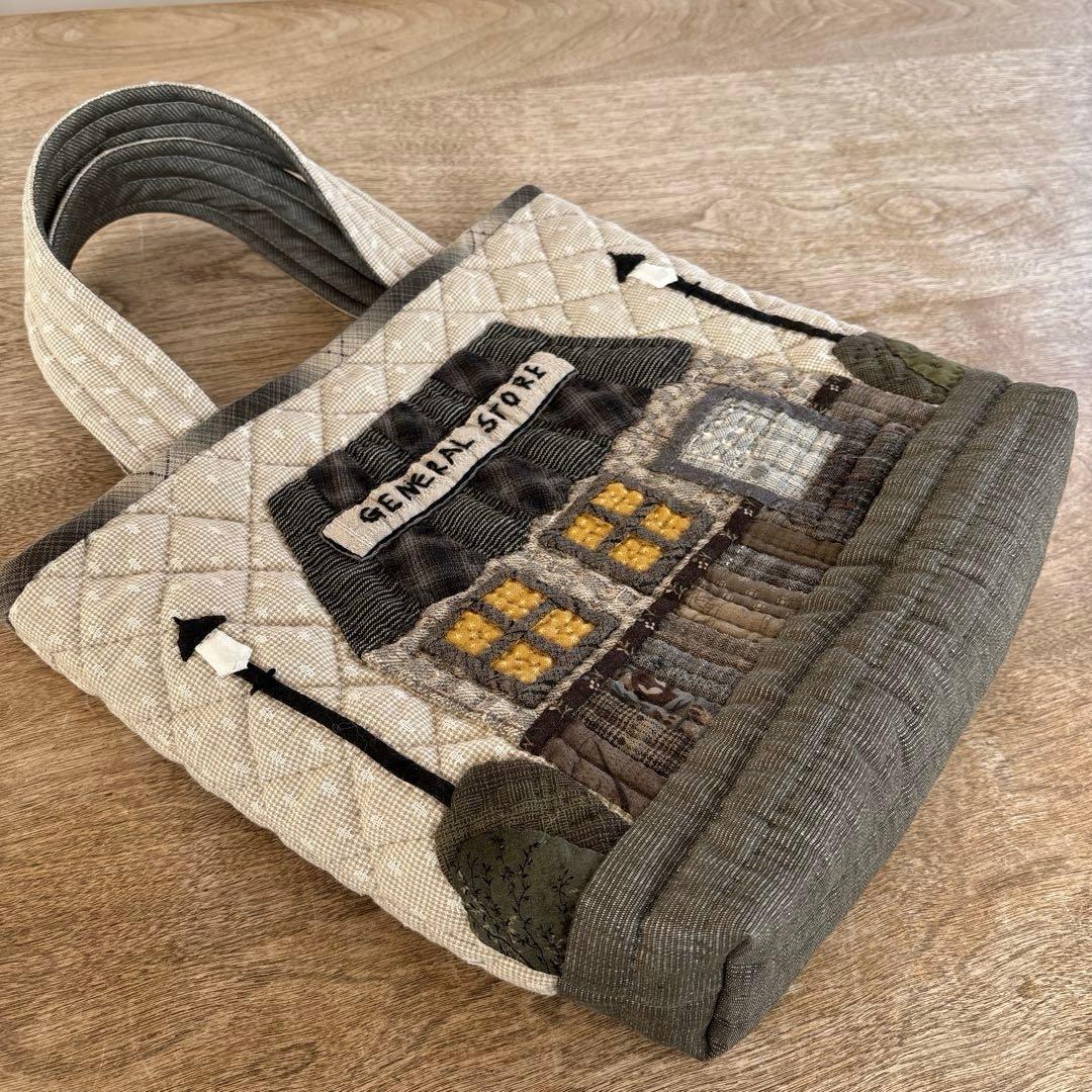 パッチワークキルト　雑貨屋さんアップリケのトートバック　ハンドメイド