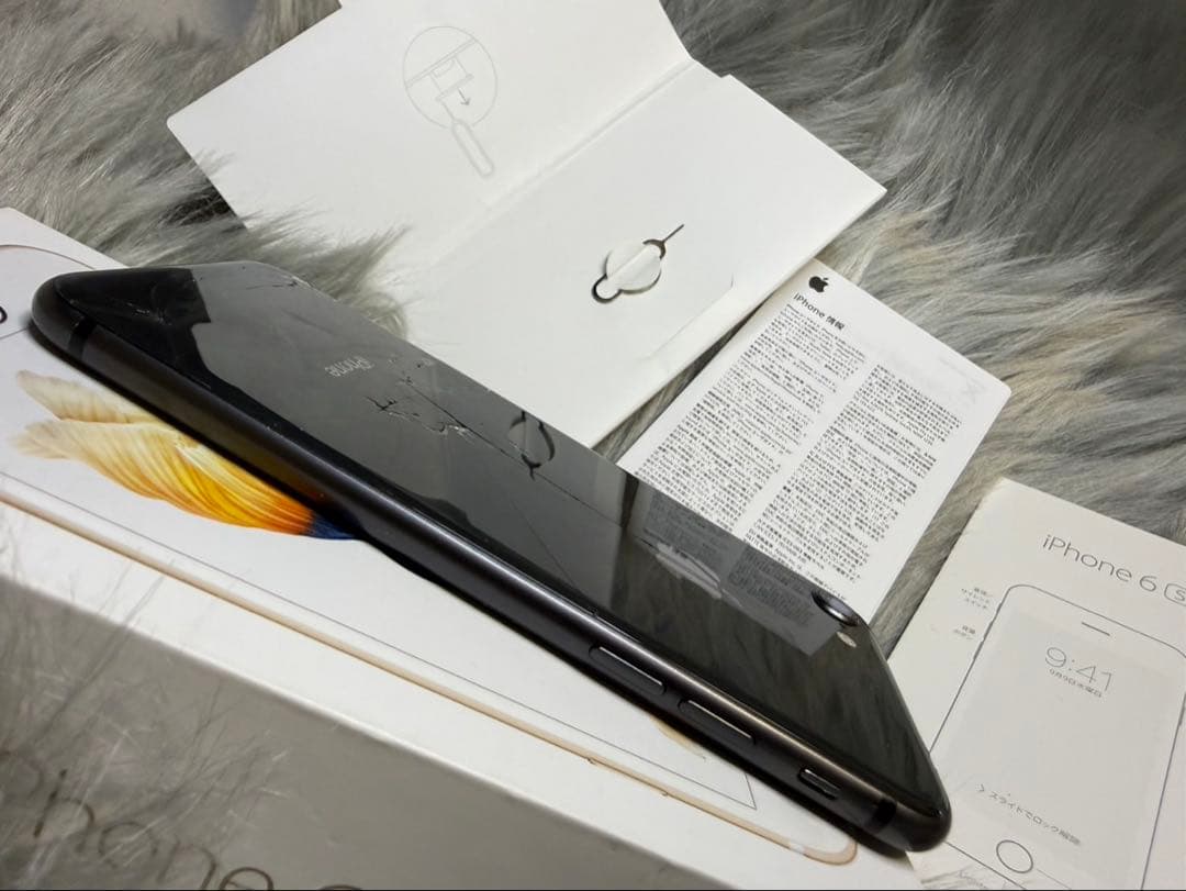 完動品 iPhone8 SIMフリー バッテリー新品 64GB 背面割れ