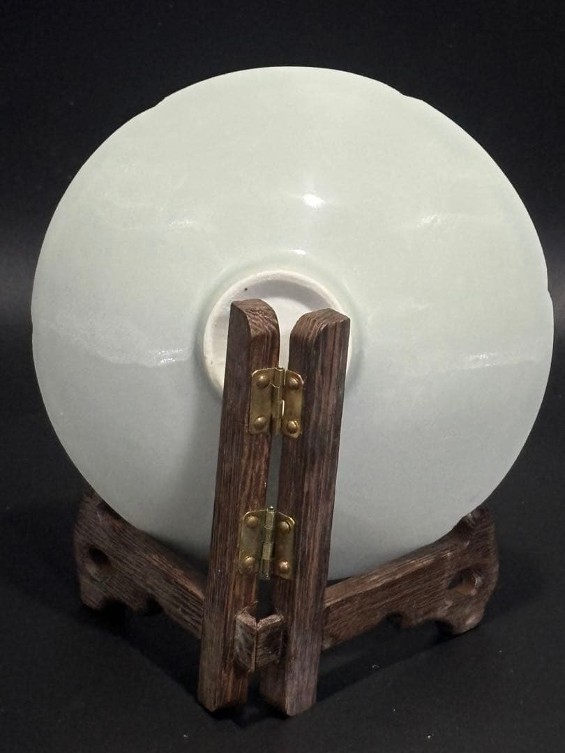 中国　淡い青色の陶器製丸型皿