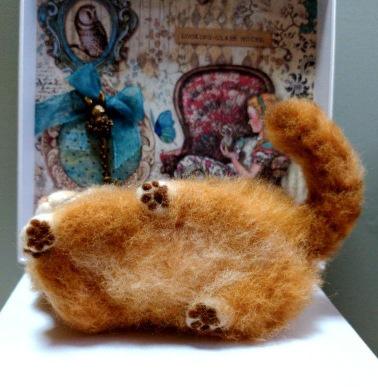 羊毛フェルト　チェシャ猫　ハンドメイド　不思議の国のアリス　ミニチュア