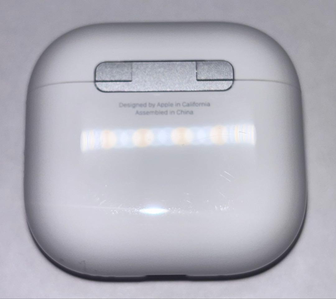 【極美品】AirPods 4 ノイズキャンセリング搭載（国内正規品）ケース付き