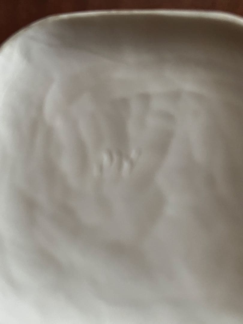 陶芸家「内藤美弥子」作の白磁カップ。独特の茶色の縁取り。底にサインｍi刻印あり。