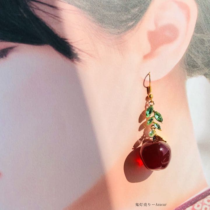 紅林檎とドライフラワー赤薔薇と雫と蝶々のゴシックピアス　イヤリング