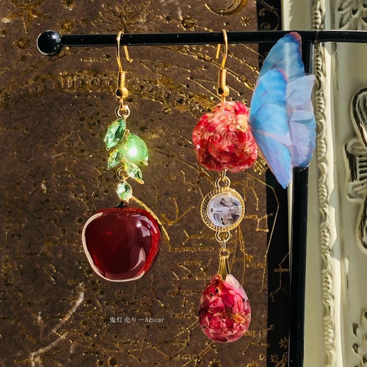 紅林檎とドライフラワー赤薔薇と雫と蝶々のゴシックピアス　イヤリング