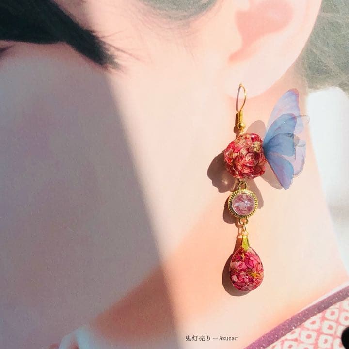 紅林檎とドライフラワー赤薔薇と雫と蝶々のゴシックピアス　イヤリング