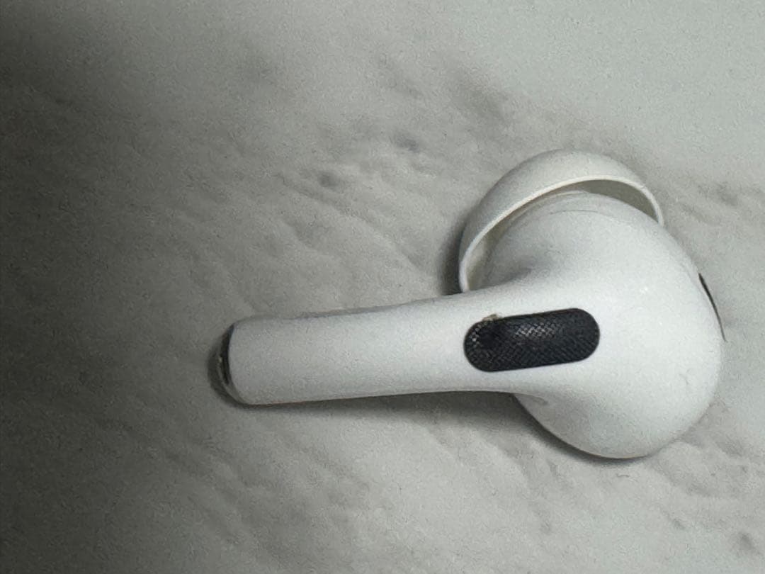 ま*も様 AirPods pro 第二世代　本体 ホワイト 充電ケース付き