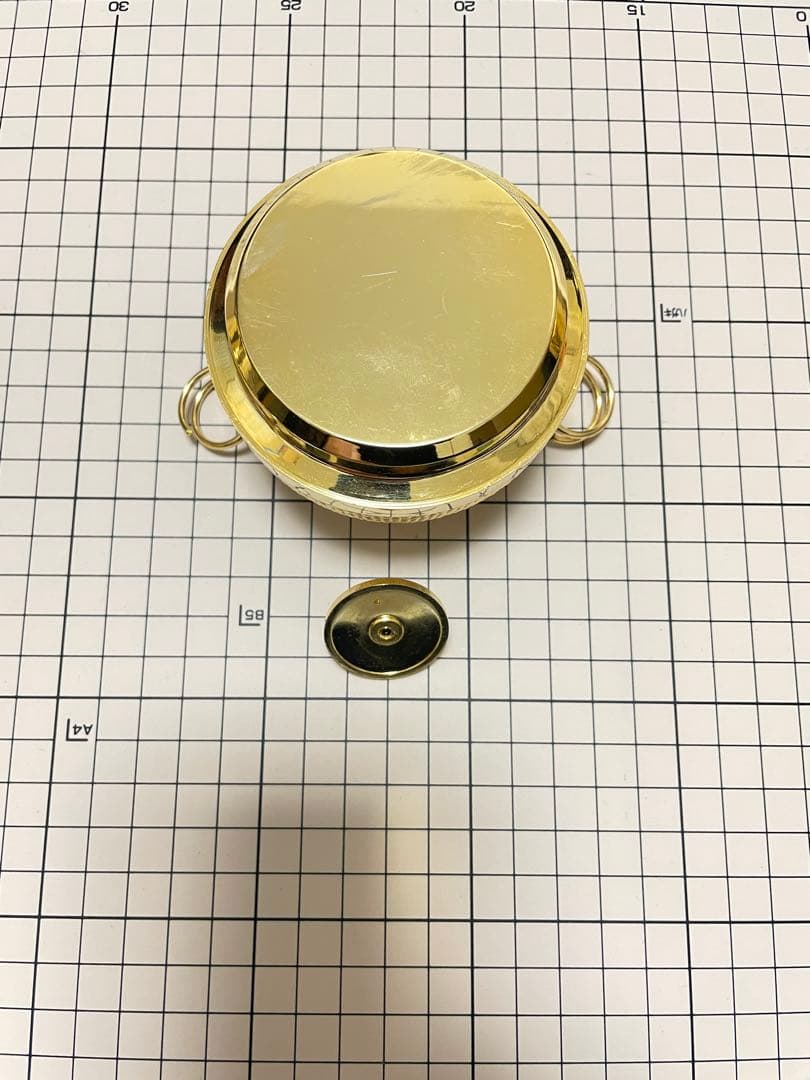 黄金の茶釜.金茶釜風 香炉置物 2点.開運金色の装飾が美しい円形スタンプ台。