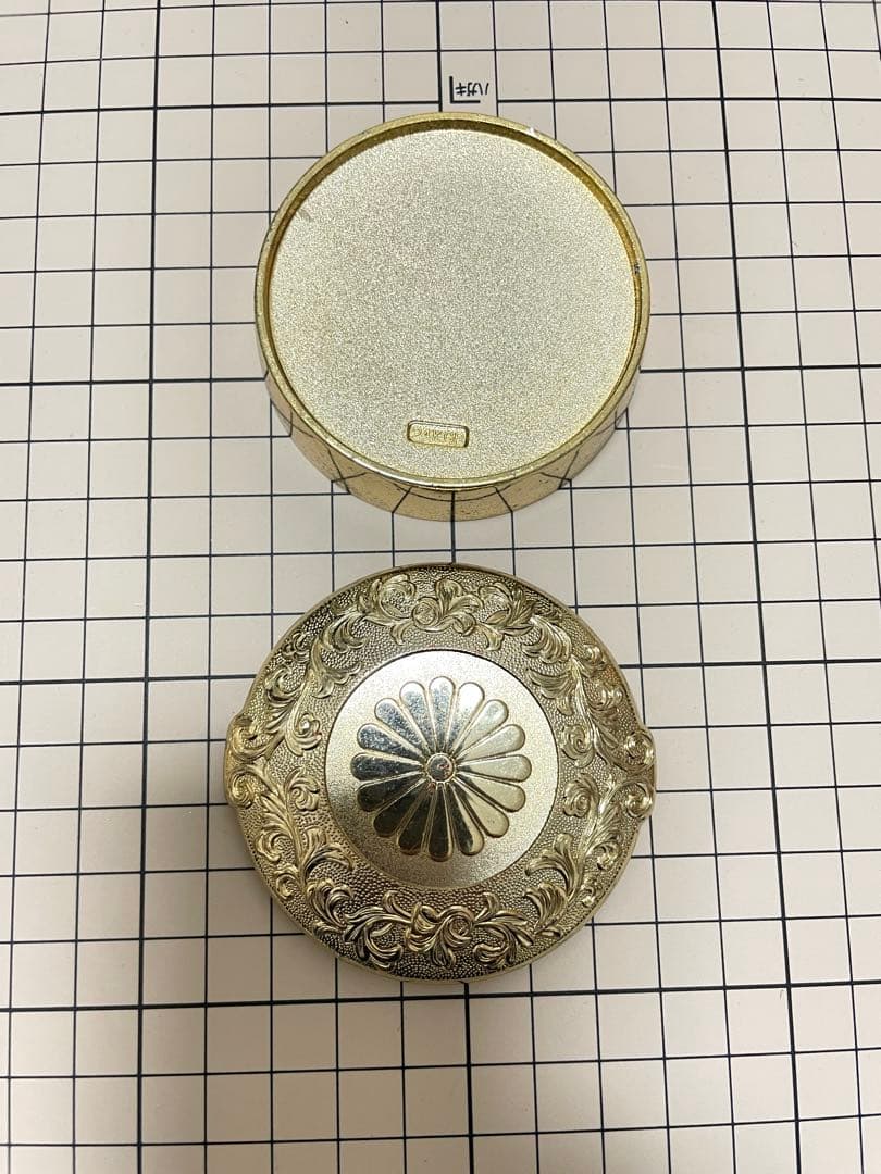 黄金の茶釜.金茶釜風 香炉置物 2点.開運金色の装飾が美しい円形スタンプ台。