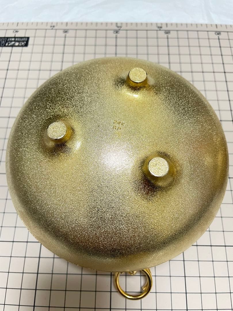 黄金の茶釜.金茶釜風 香炉置物 2点.開運金色の装飾が美しい円形スタンプ台。