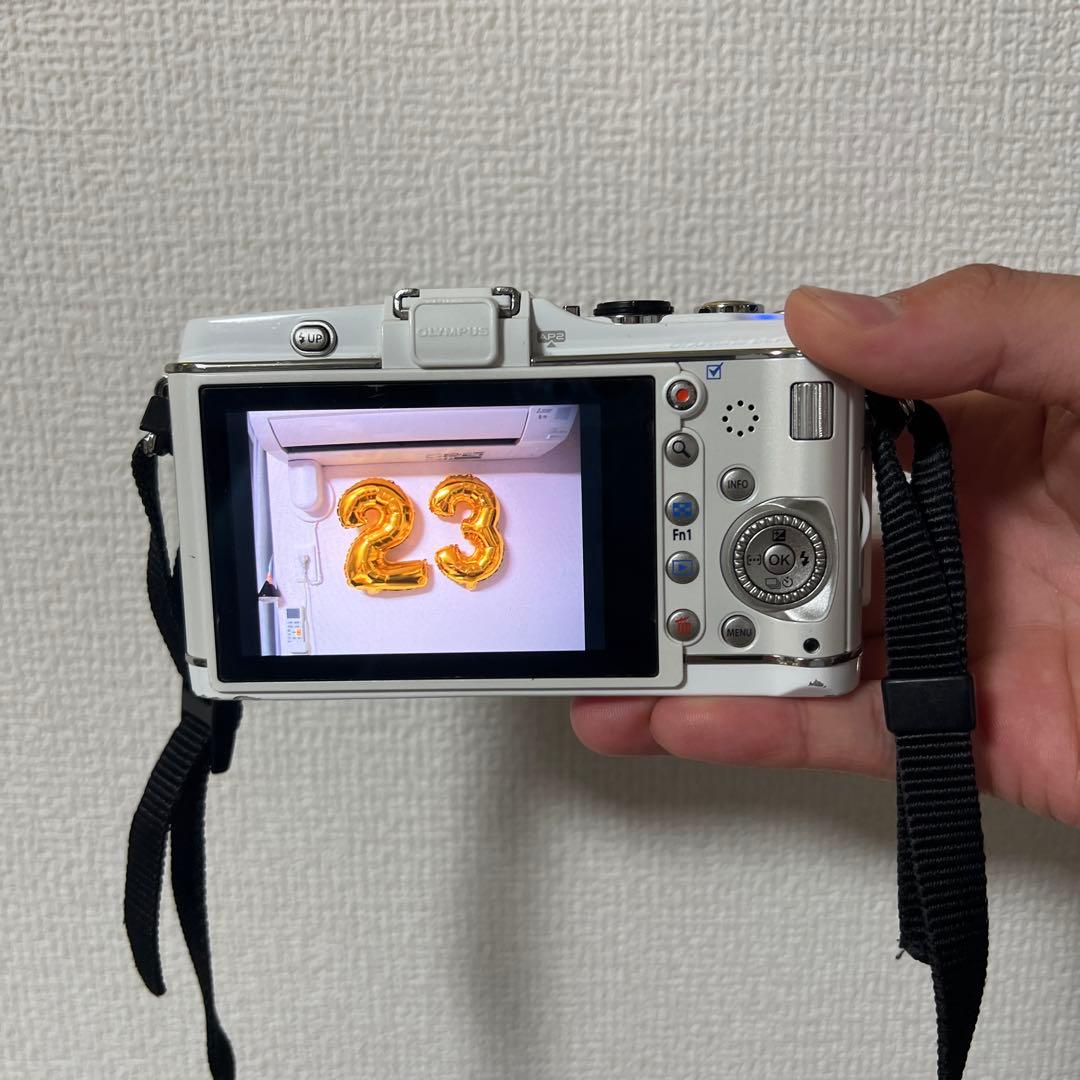 OLYMPUS PEN E-P3 ミラーレス一眼 本体とバッテリー