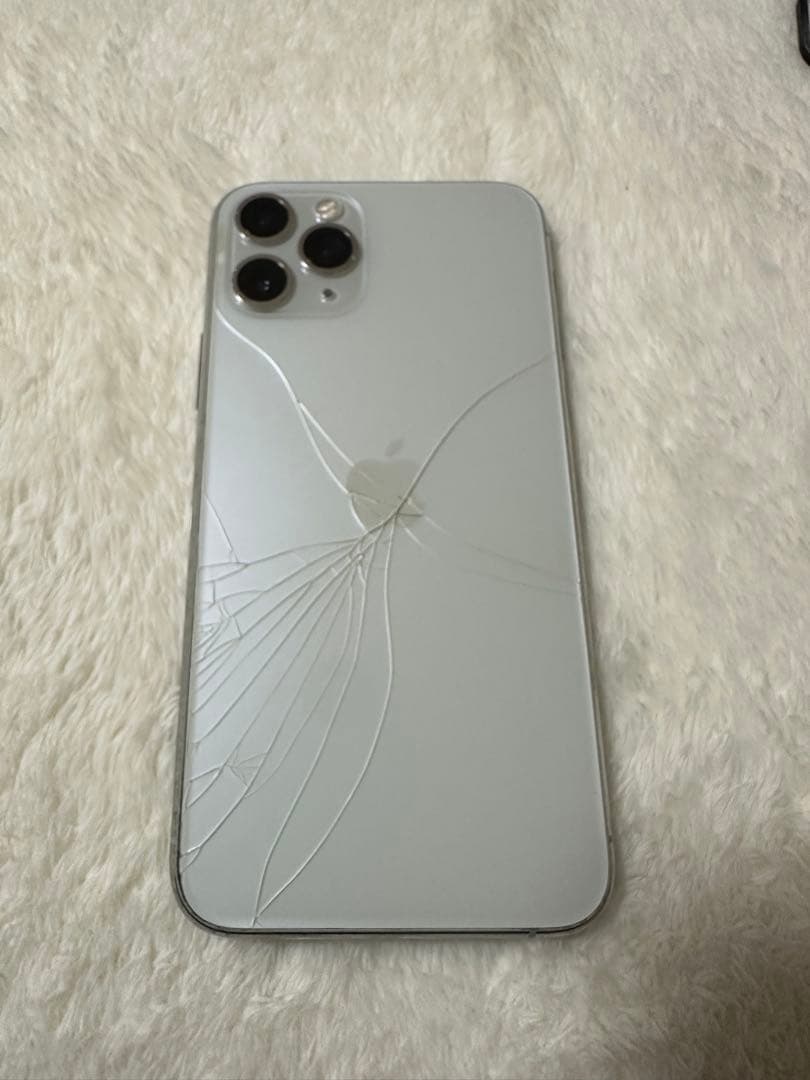 Apple iPhone 11 Pro 64GB シルバー　背面割れ　本体のみ