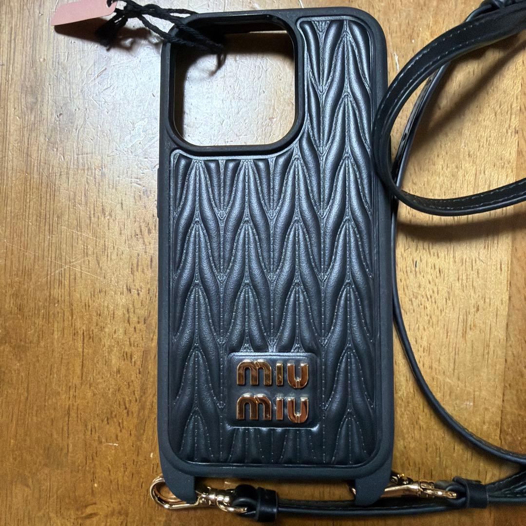 miu miu レザー iPhone15proケース ストラップ付き