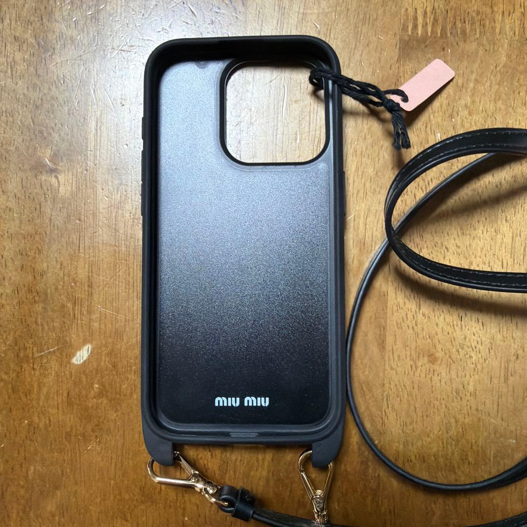 miu miu レザー iPhone15proケース ストラップ付き