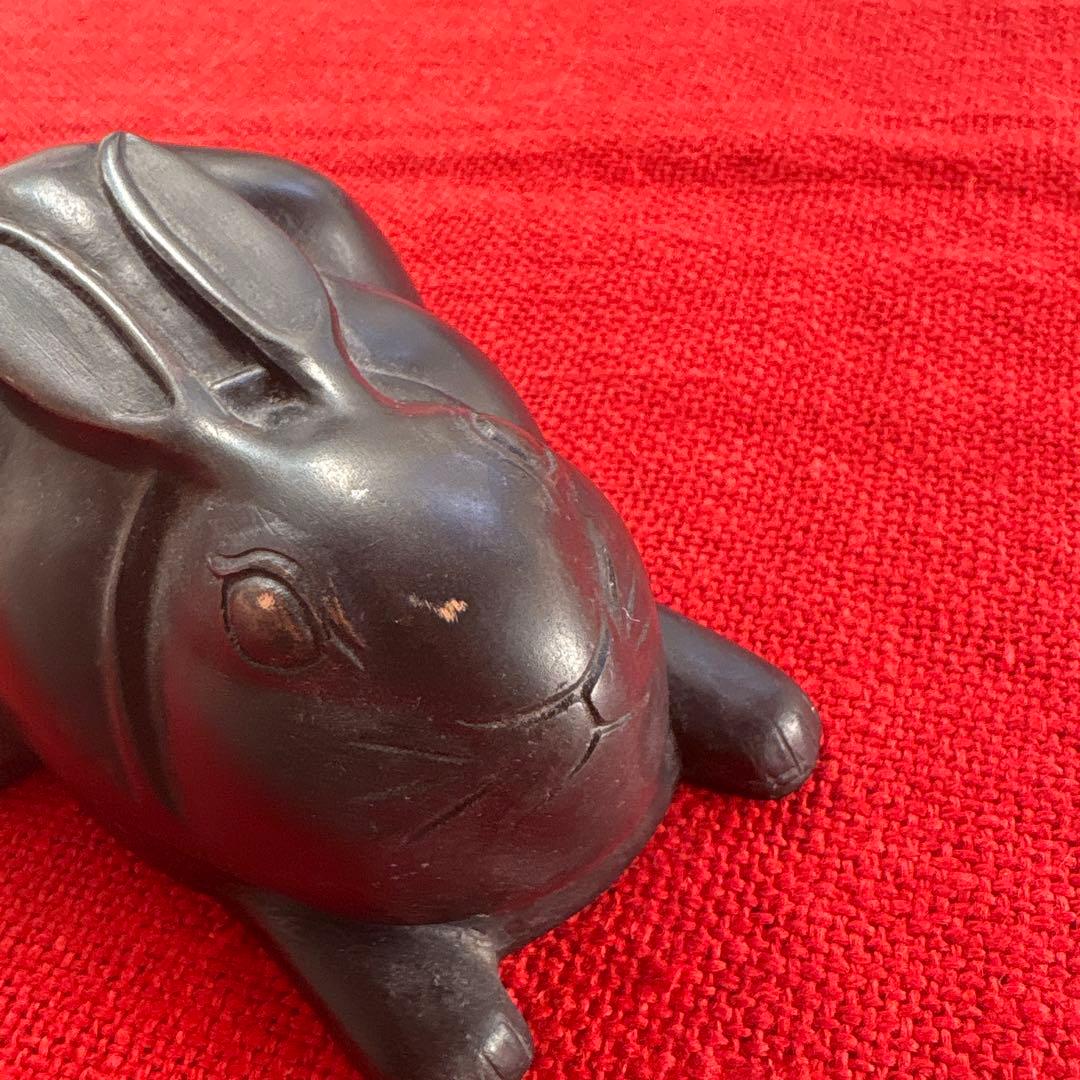 重たい石です。うさぎの硯です。
