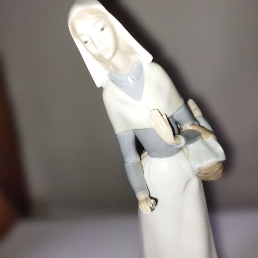 女性の像 置物 エプロンリアドロ バスケット