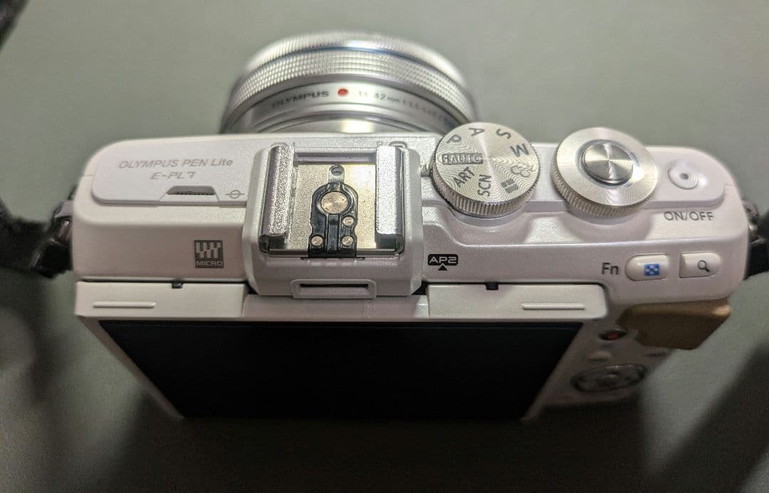 Olympus E-PL7 ミラーレス一眼カメラ 本体とレンズと充電器付き