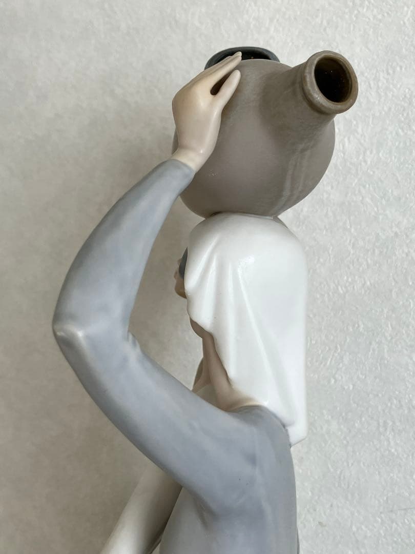 LLADRO リアドロ 壺を頭にのせる2人の女性