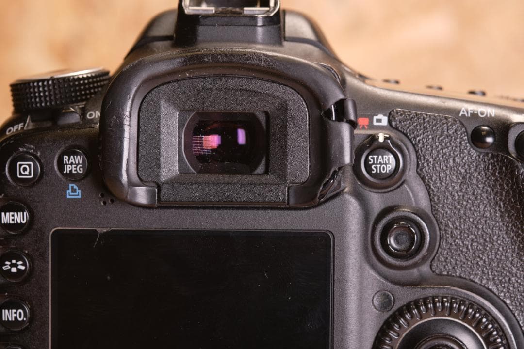 練習用に CANON EOS 7D初代 ボディ 縦グリ付。一応使えます。訳あり