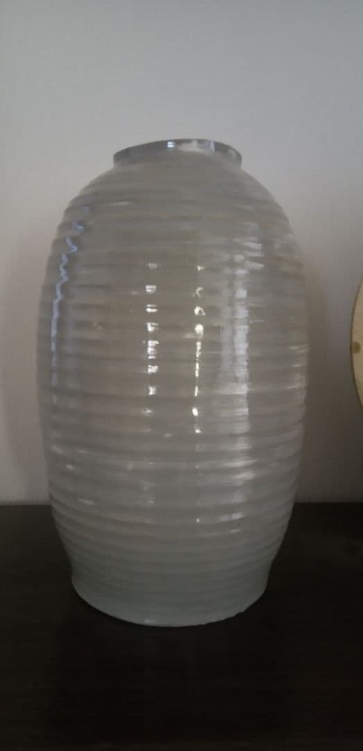 ストライプ模様の白色陶器花瓶