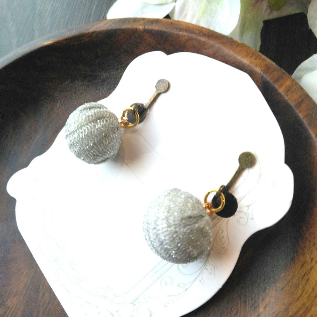 シルバー　グレー　シンプル　ボール　ハンドメイド　イヤリング　アクセサリー　銀