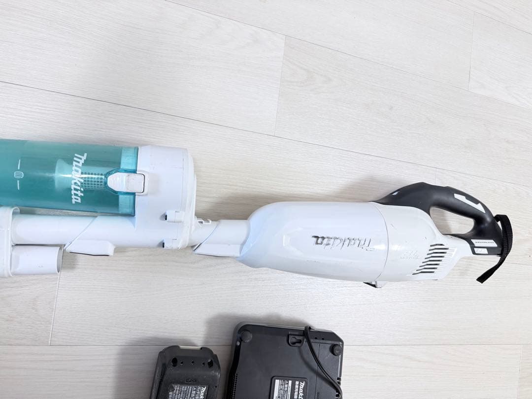Makita ハンディクリーナー 充電器・バッテリー付き　18v