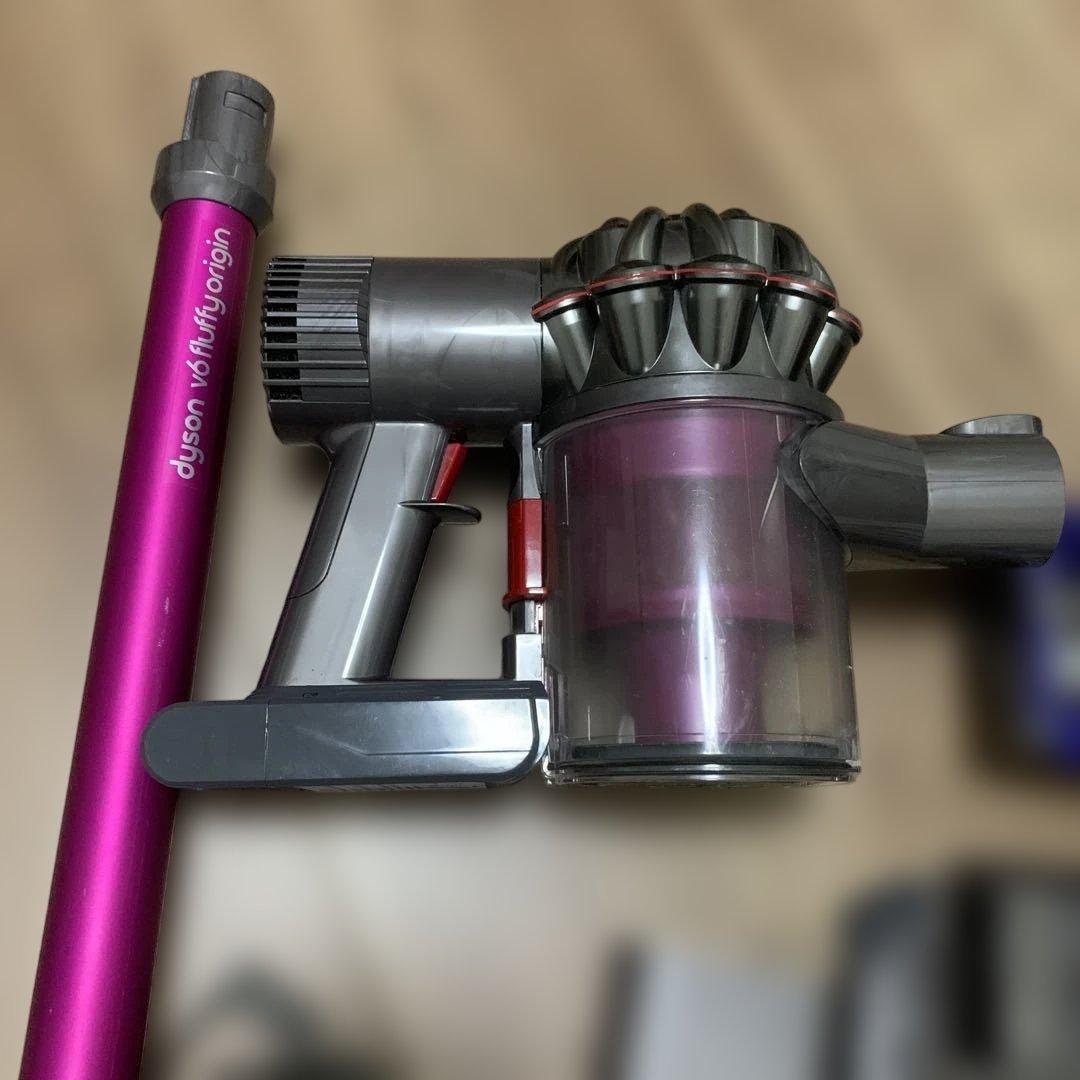 dyson ダイソン V6fluffy コードレスクリーナー　掃除機