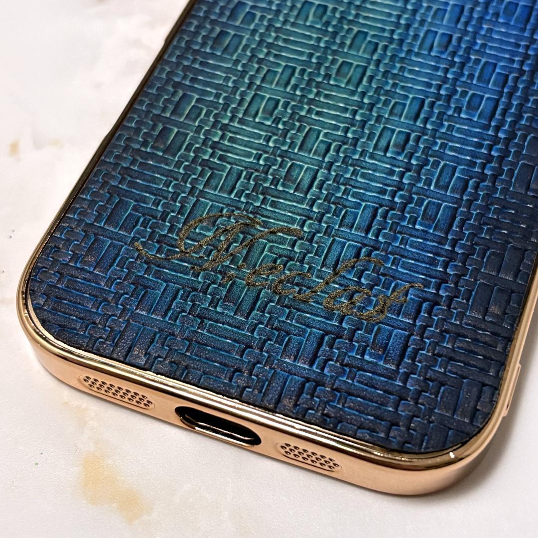 エヌエクレ パティーヌ型押し本革レザー iphone16 アイフォンケース 青