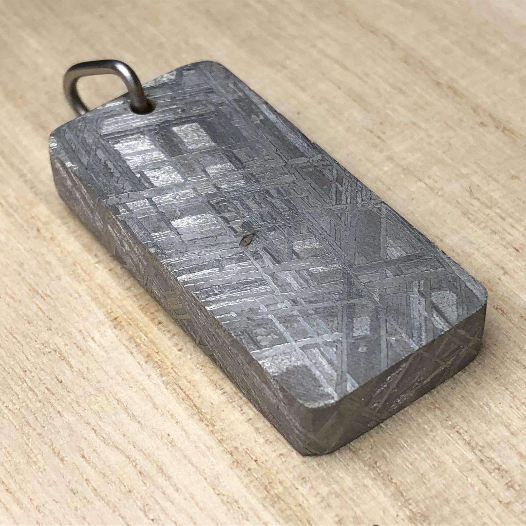 ムオニオナルスタ隕石　鉄隕石 ペンダント ウィドマンシュテッテン構造 希少