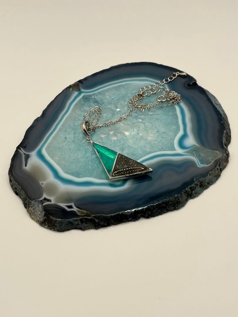 隕石ネックレス 三角 レジン 宇宙粒子シリーズ Emerald 信念