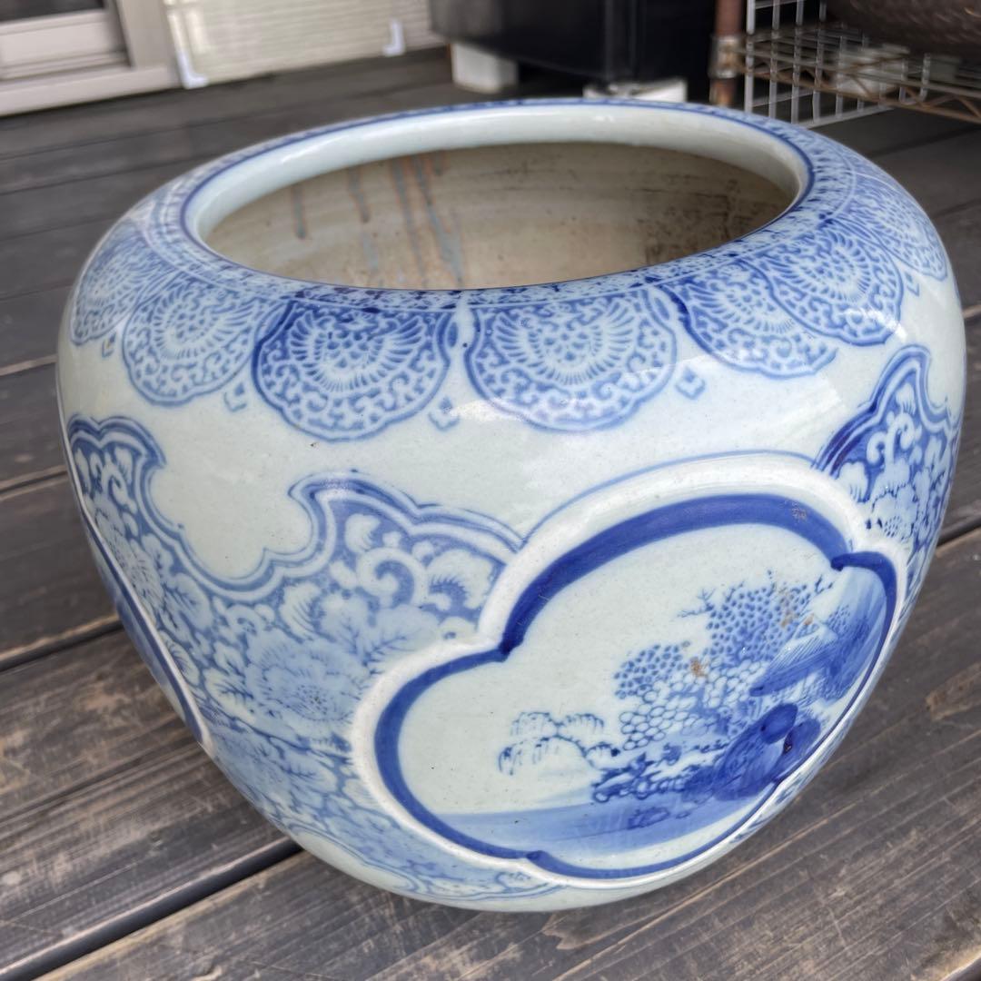 青白い陶器の丸型火鉢