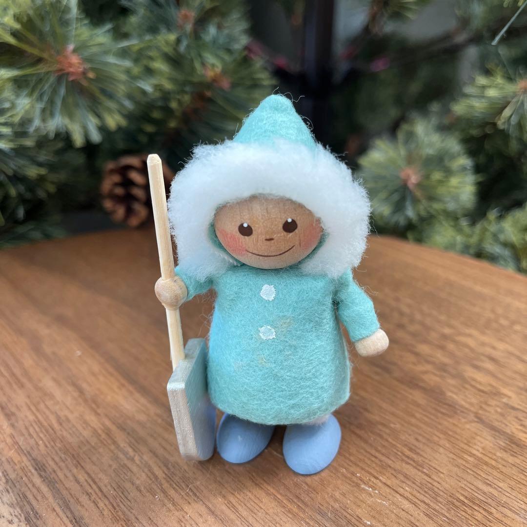 ノルディカニッセ　雪だるまを抱いた女の子　シャベルを持った男の子