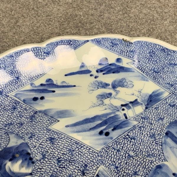 古伊万里染付みじん唐草に窓絵櫓風景図大皿 [B28339]