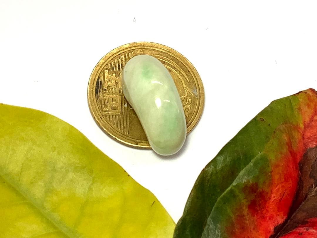 ⭕️綺麗なバニラ色に秘めた緑‼️ 糸魚川翡翠ジェダイト勾玉　高品質の本物を安価出品★