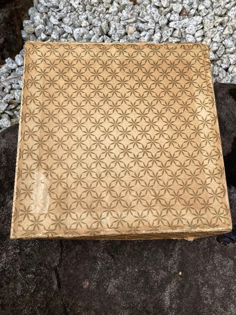 金色の丸型ボックス (赤色内側) ヴィンテージ
