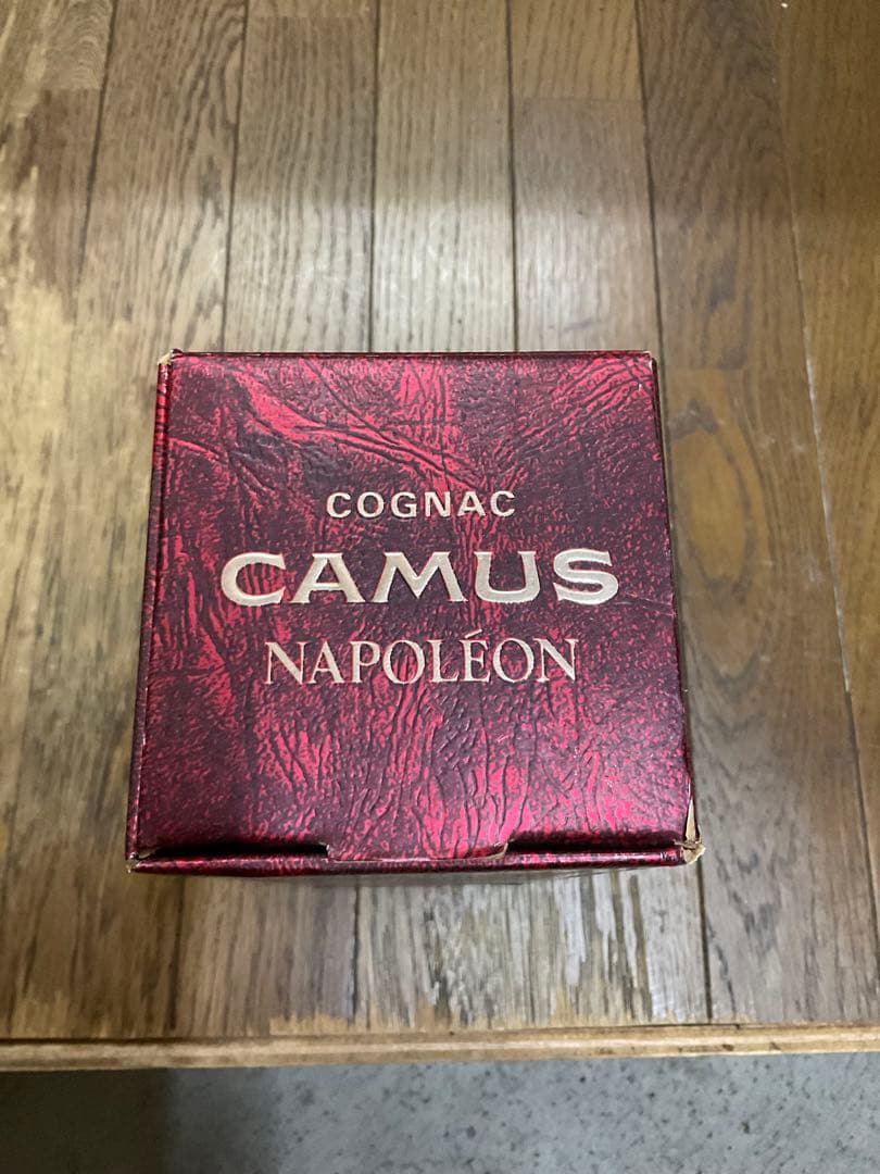 COGNAC・CAMUS・NAPOLEON フランス産。箱付き。【700mℓ】。