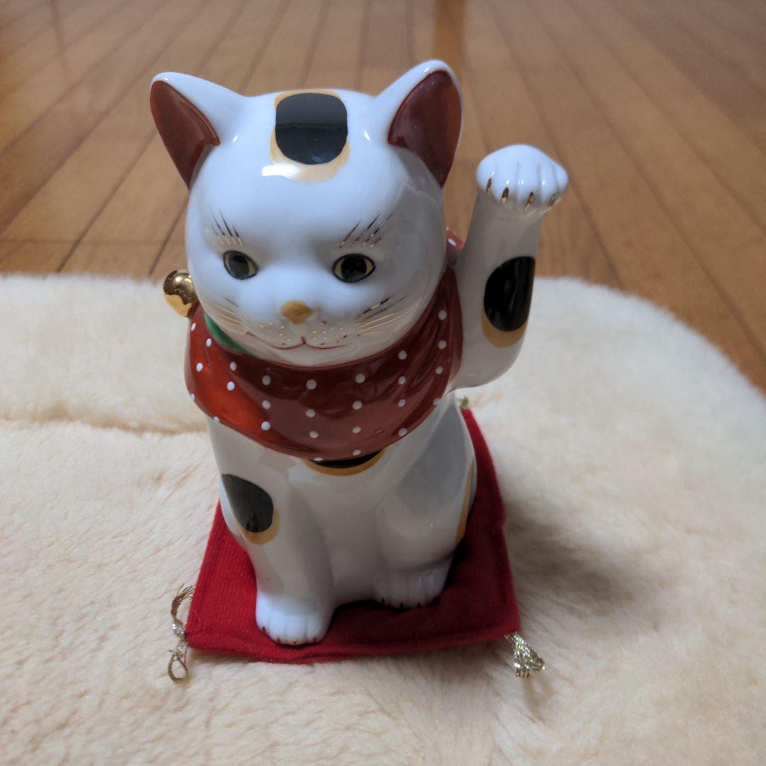 【美品】招き猫 陶器製フィギュア 赤い水玉 スカーフ 赤座布団付