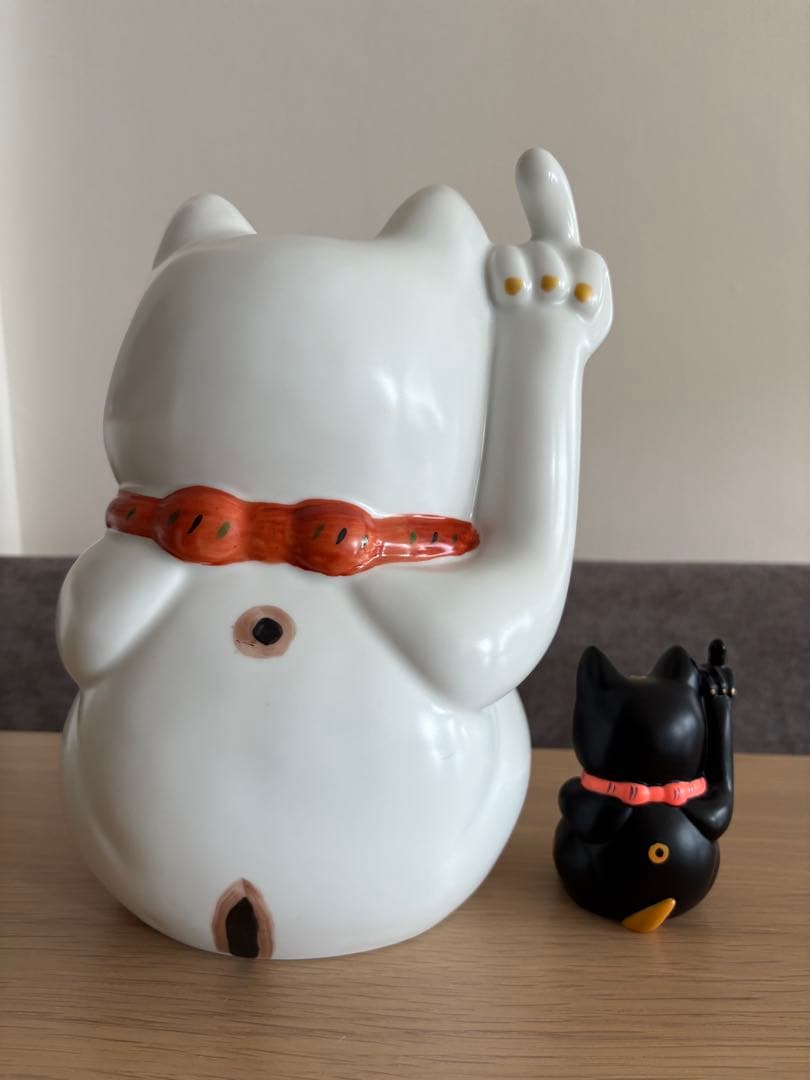 真の芸術作品 Angry Cat アーティスト 招き猫 白黒 2体セット 陶器製