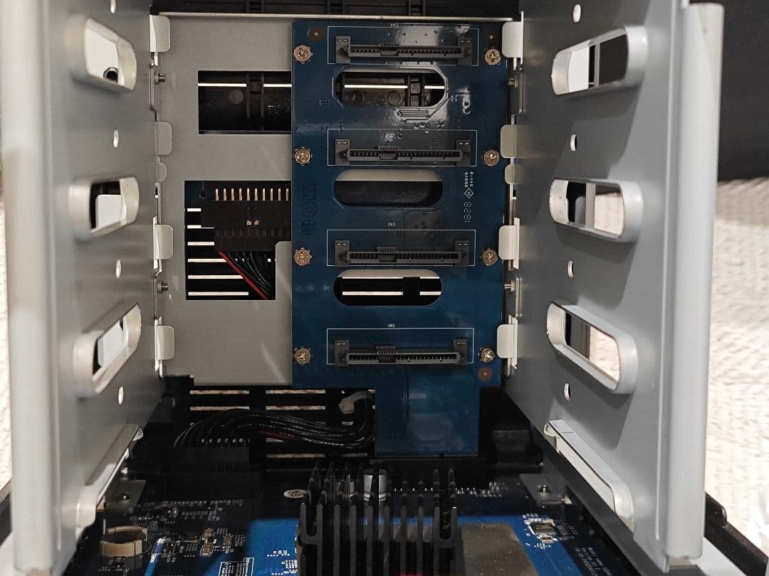 Synology DISK STATION DS418j NAS エンクロージャ