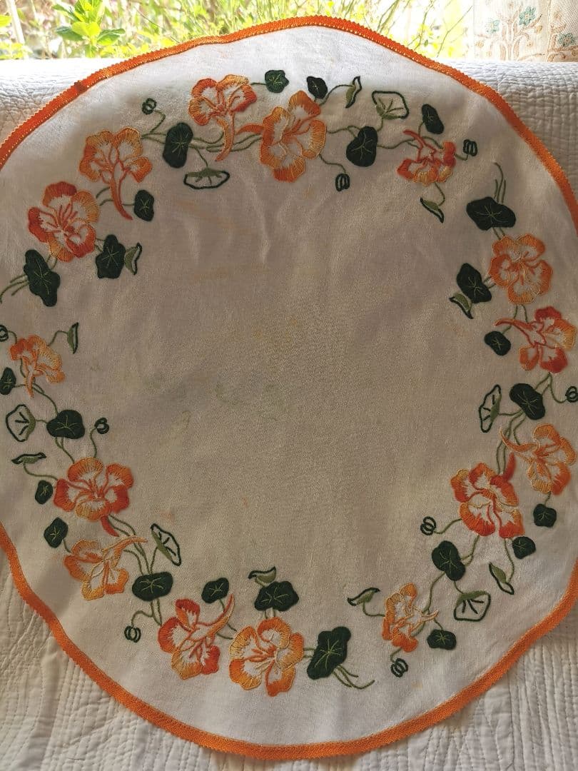 アンティークフランス ナスタチウム 金蓮花 橙x緑 手刺繍 リネン54㎝ドイリー