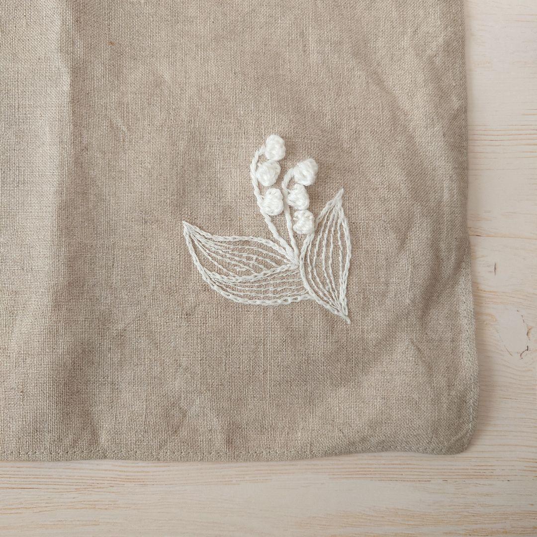 手刺繍入り　リネンクロス/リネンハンカチ【すずらん】