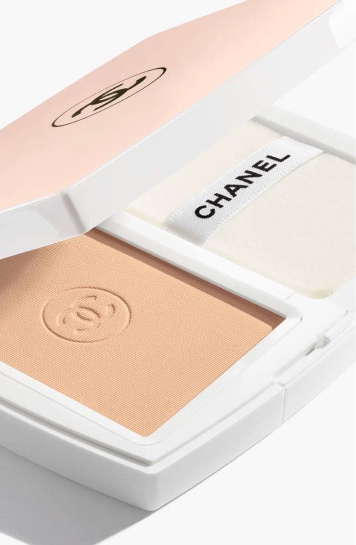 美品 CHANEL ルブランブライトニングコンパクト B30 新品パフ付き
