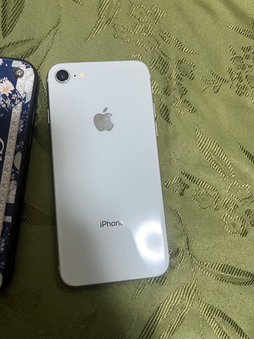 美品　使用回数少ない　mq792j au iphone8 64gb 本体