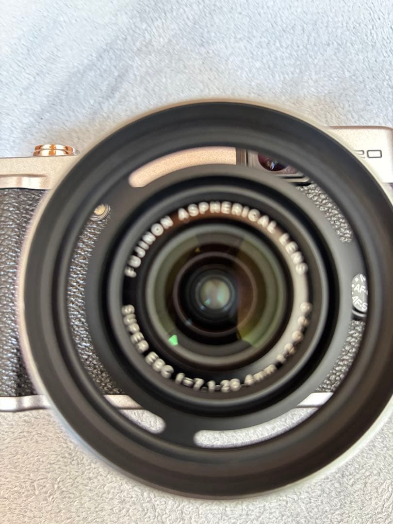 【感動品】FUJIFILM X20 シルバー、純正レザーケース・フードセット