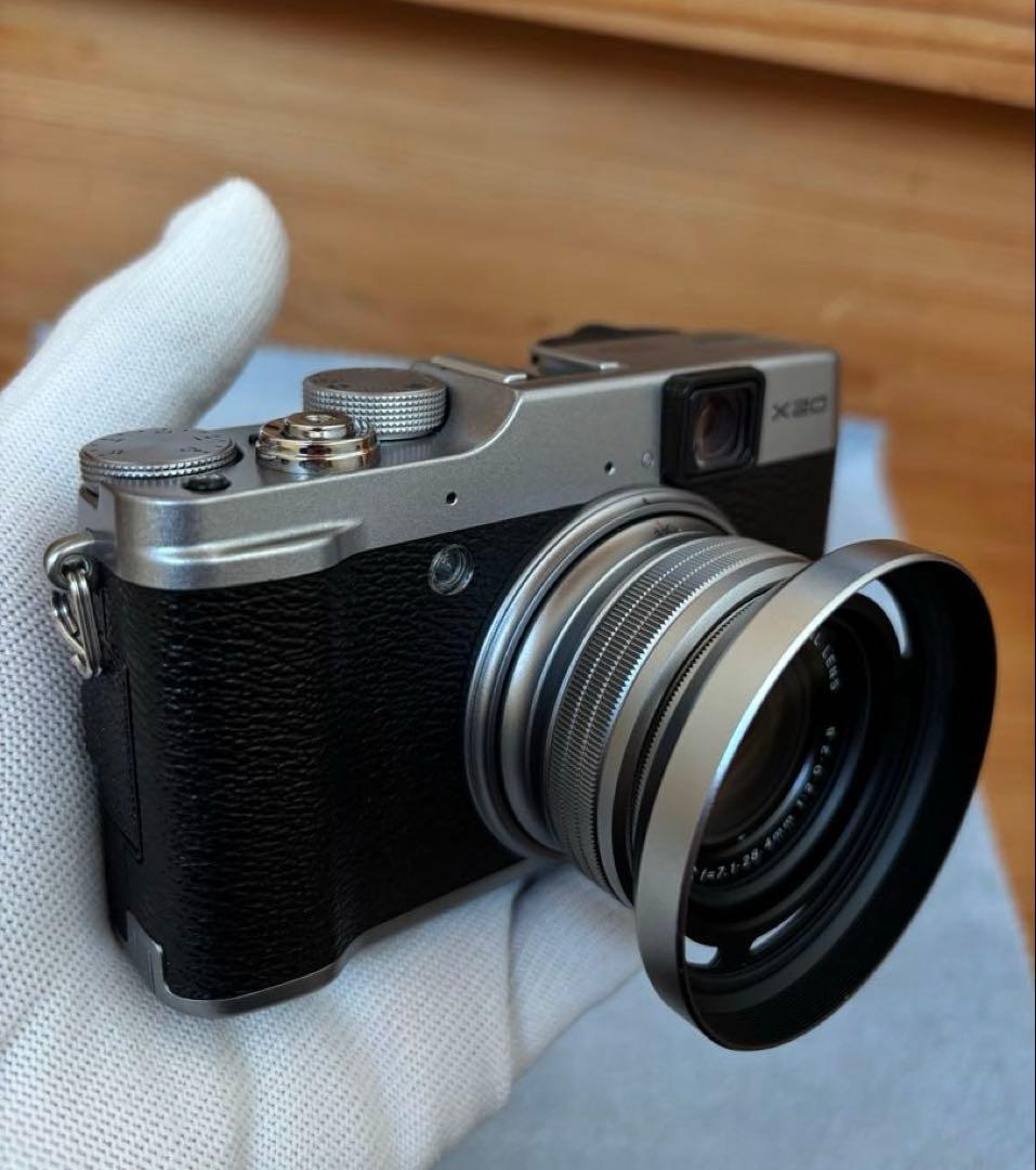 【感動品】FUJIFILM X20 シルバー、純正レザーケース・フードセット
